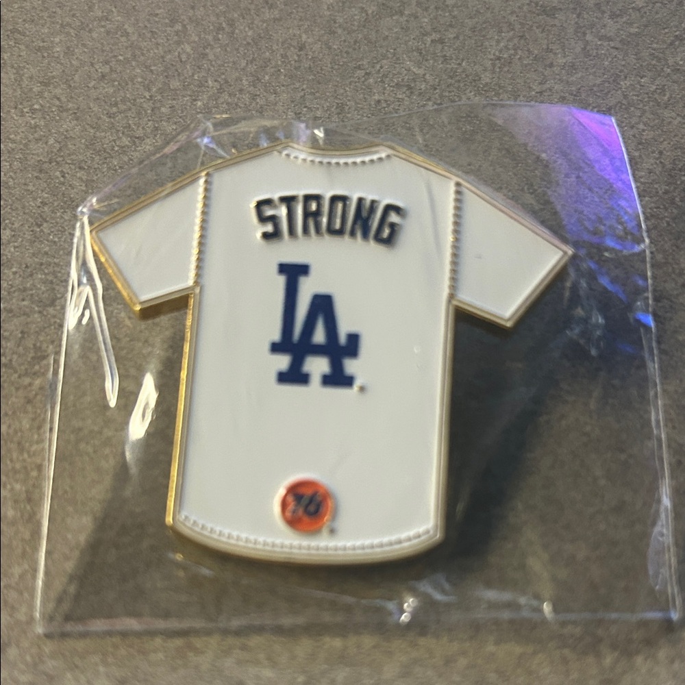Dodgers LA Strong 76 pin